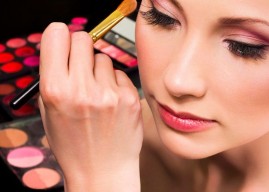 Помада на зубах и другие проблемы с косметикой: как их решить